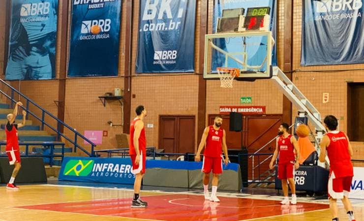Flamengo treina em Brasília visando confronto com Minas