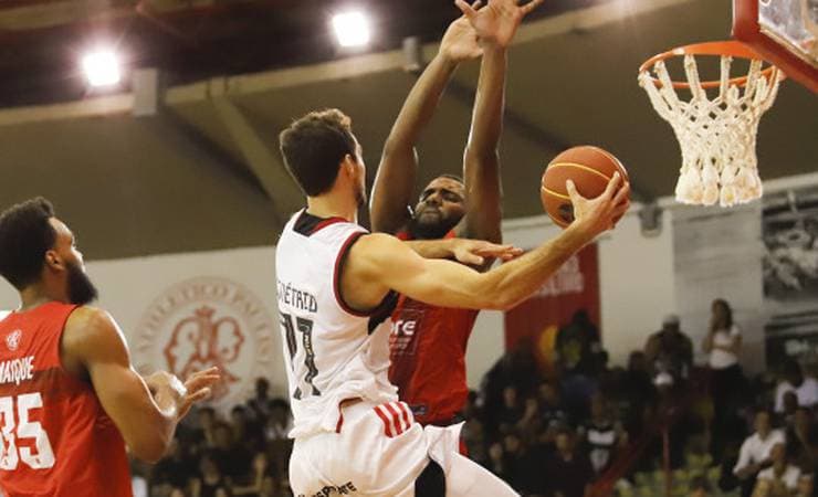 Com chuva de bolas de três, FlaBasquete vence o Paulistano por 86 a 70 pelo NBB 12