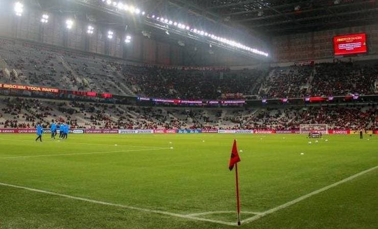 Diretor do Flamengo critica gramado sintético no futebol: 'Outro esporte'