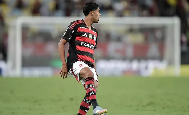 João Victor ganha espaço no Flamengo e comissão técnica elogia maturidade
