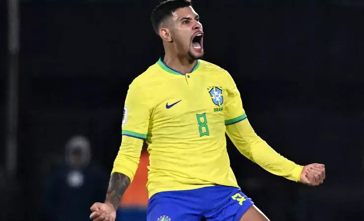Bruno Guimarães critica as críticas e defende o elenco da Seleção Brasileira