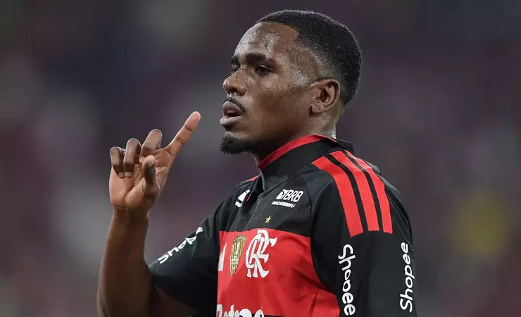 Milan monitora Evertton Araújo, titular do Flamengo sob Leonardo Jardim