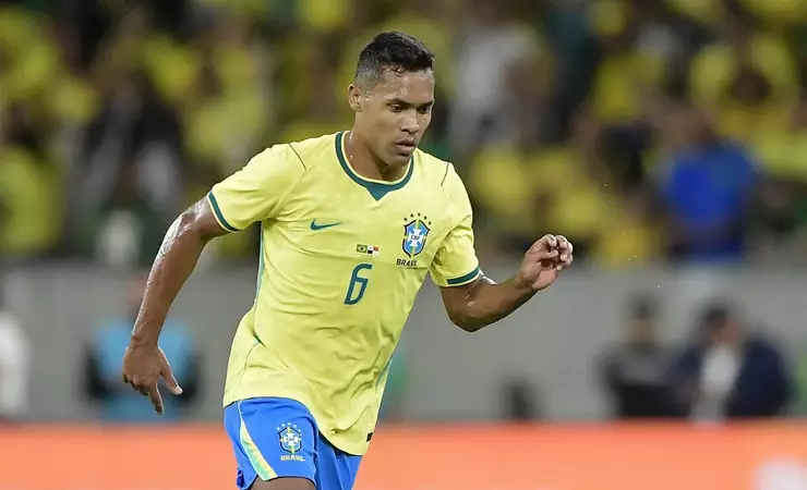 Douglas Santos assume a titularidade na lateral esquerda e Alex Sandro fica como opção