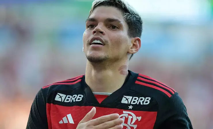 Fiorentina e Stade Rennais monitoram Ayrton Lucas, e futuro no Flamengo é incerto