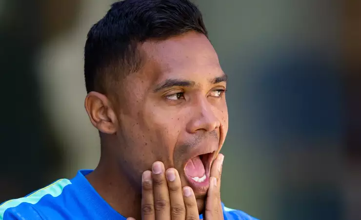 Alex Sandro deve ficar no banco e Douglas Santos deve ser titular no Brasil