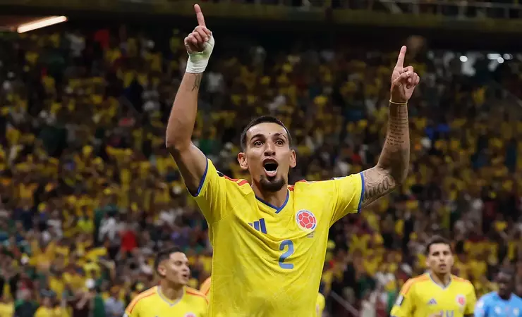 Flamengo monitora Daniel Muñoz para a lateral direita após Emerson Royal