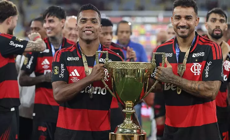 Alex Sandro pode atuar como zagueiro pelo lado esquerdo no Flamengo
