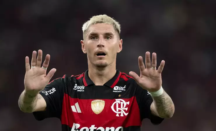 Varela volta ao Flamengo após a Copa e diretoria não planeja vendê-lo