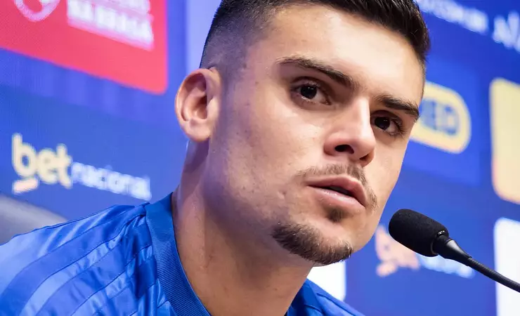Gabriel Pec é apresentado no Cruzeiro e projeta duelo com o Flamengo na Libertadores