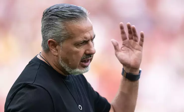 Flamengo vence o Vitória por 2 a 0 e reduz vantagem do Palmeiras