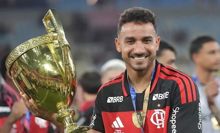 Danilo confirma intenção de renovar com o Flamengo até 2027 em entrevista