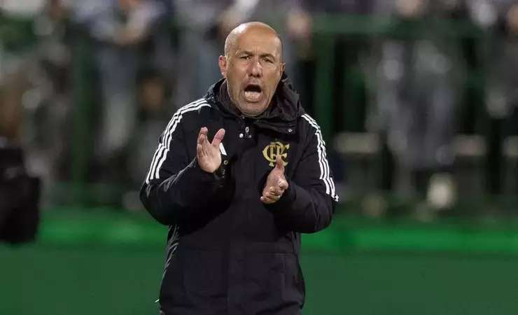 Leonardo Jardim critica o gramado do Maracanã após Flamengo 3 a 0 Botafogo