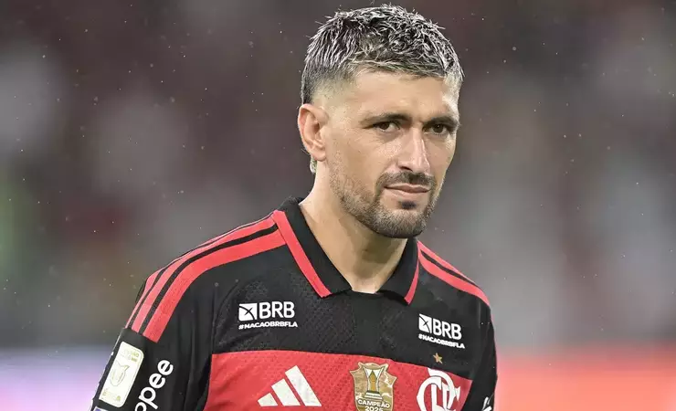 Flamengo vence o Corinthians no Maracanã e segue líder do Brasileirão