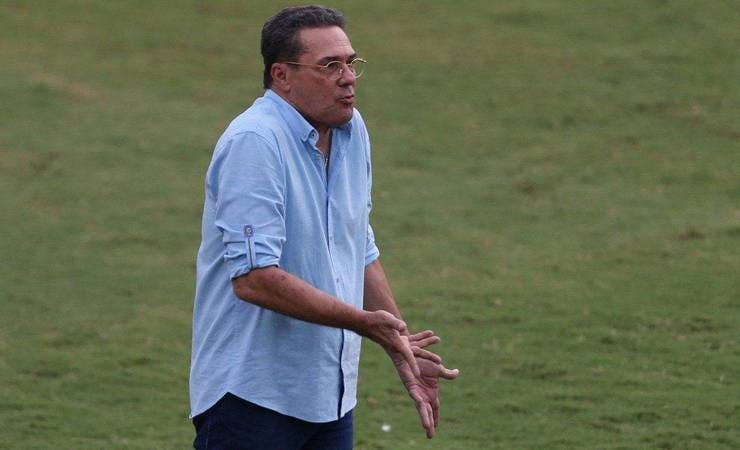 Ex-Flamengo nega churrasco para comemorar saída de Luxemburgo: 'A briga era com Ronaldinho'