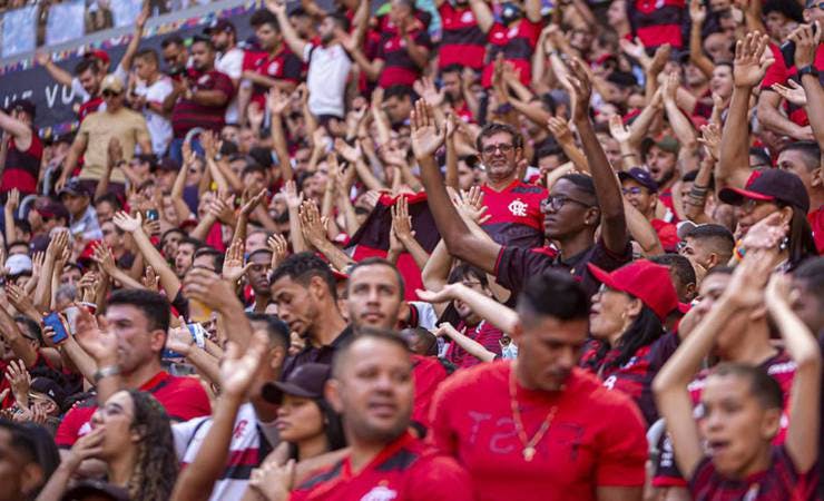 Sob protesto com direito a pipocas em dirigentes, Flamengo desembarca em Fortaleza