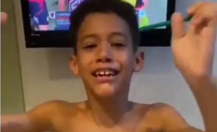 Vídeo: filho de jogador do Altos-PI chora após pai conseguir camisa de Gabigol, do Flamengo