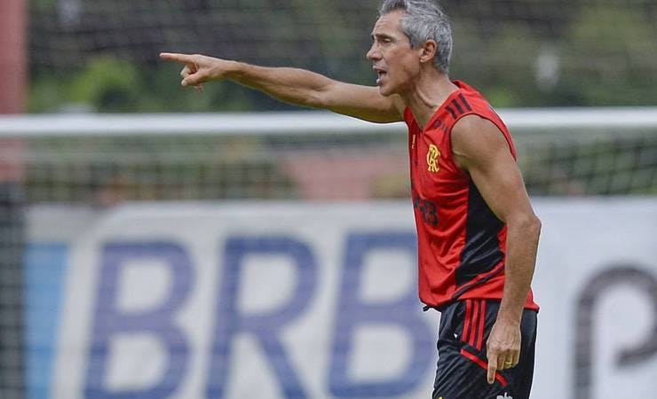 Após nova falha, Paulo Sousa bate papo com preparadores de goleiros e reforça confiança em Hugo Souza