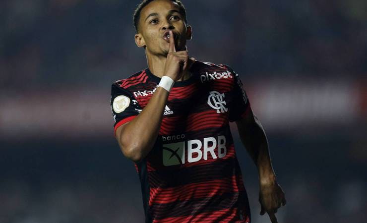 Com time alternativo, Flamengo vence São Paulo no Morumbi e dorme no G-4 do Brasileirão