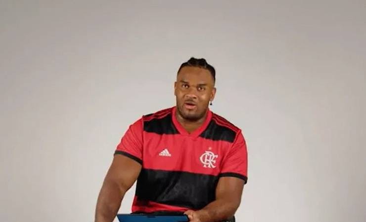 Jogador da NFL veste camisa do Flamengo em comercial e viraliza