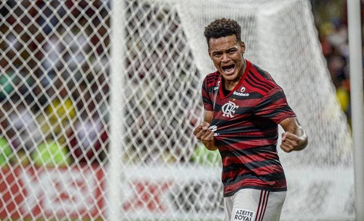 Rodrigo Muniz e Bill brilham, e Flamengo vence o Volta Redonda, de virada, no Maracanã