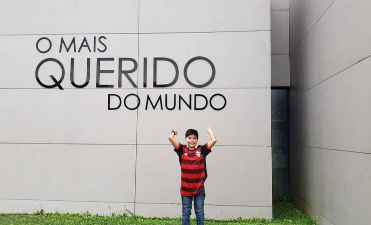 Menino de 10 anos atingido por sinalizador em jogo do Flamengo no Chile conhece os jogadores no RJ