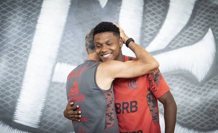 Flamengo renova com Matheus França até abril de 2027
