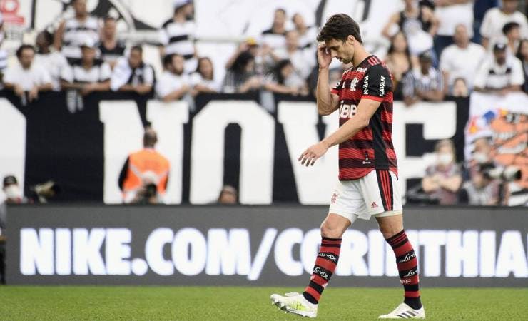 Rodrigo Caio tem dias decisivos no Flamengo para definir tratamento de lesão