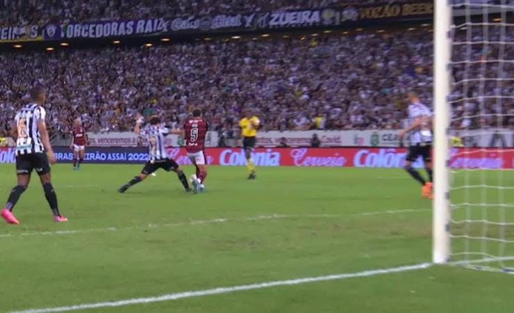 CBF libera áudio do VAR de Ceará x Flamengo em possível pênalti em Gabigol: "Não tem contato"