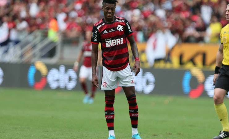 Flamengo informa que cirurgia de Bruno Henrique será realizada no próximo domingo, no Rio