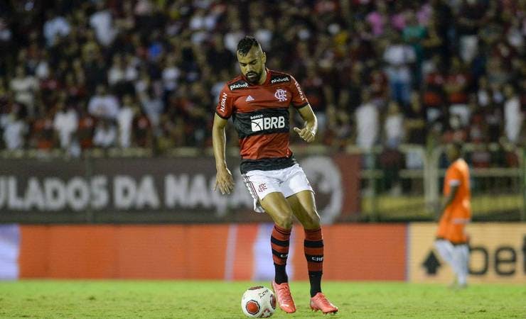 Com lesão rara, Fabrício Bruno opera o pé e desfalca o Flamengo por dois meses