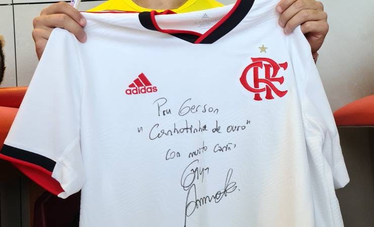 Arrascaeta atende pedido de Gerson e o presenteia com camisa do Flamengo