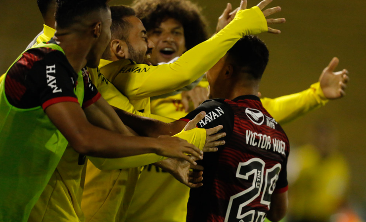 Aniversariante, Victor Hugo exalta primeiro gol como profissional pelo Flamengo