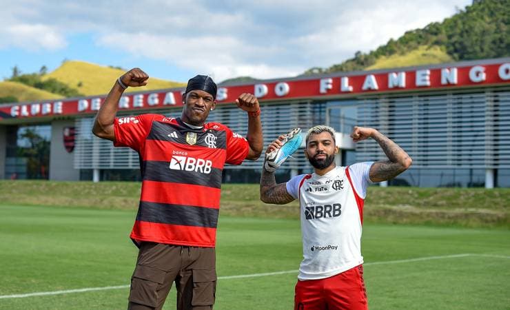 Astro da NBA, Jimmy Butler visita Flamengo e faz desafios com Gabigol