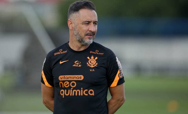 Vítor Pereira cita dificuldades financeiras do Corinthians ao justificar saída: “Não me levaria aonde pensava”