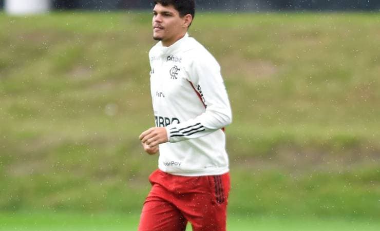 Ayrton Lucas e Pulgar devem voltar ao time titular do Flamengo contra o Santos