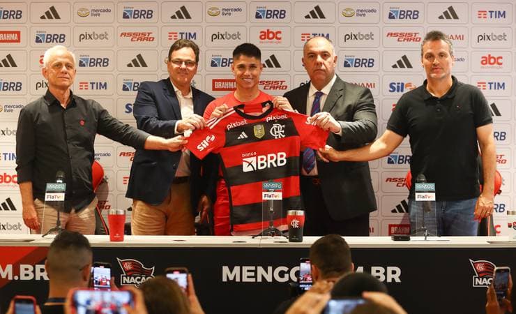 Luiz Araújo é apresentado e rasga elogios ao Flamengo: “É um clube gigante e tinha o sonho de vestir essa camisa”