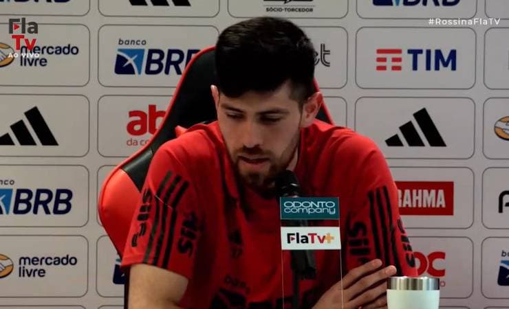 Rossi é apresentado no Flamengo, lembra Fillol e diz: “Maior clube do Brasil”