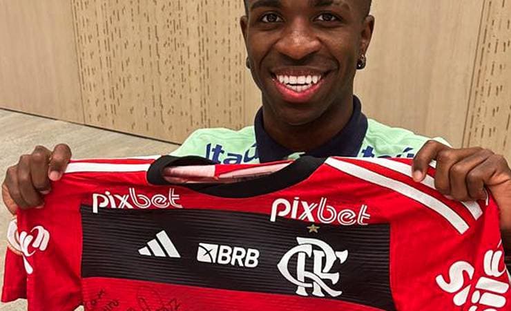 Flamengo leiloa camisa em apoio a Vinícius Júnior com autógrafo do jogador