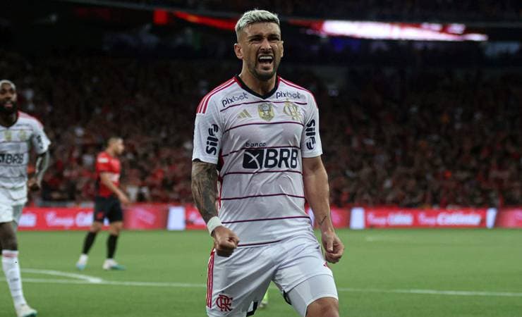 Flamengo volta a vencer o Athletico-PR e confirma ida à semifinal da Copa do Brasil