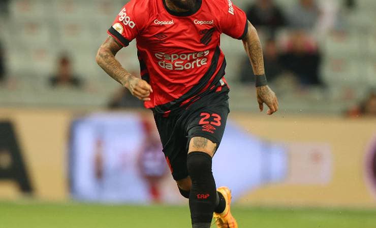 Vidal estreia pelo Athletico-PR e desabafa sobre passagem no Flamengo: “Tive um treinador perdedor”