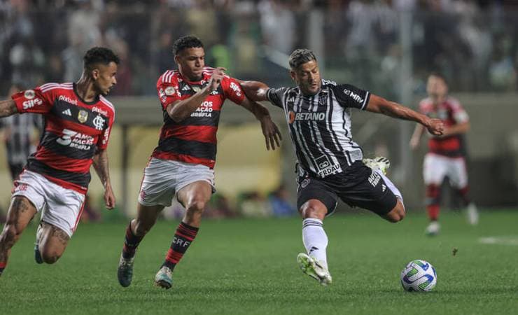Flamengo vira no fim, bate o Atlético-MG e assume vice-liderança do Brasileirão