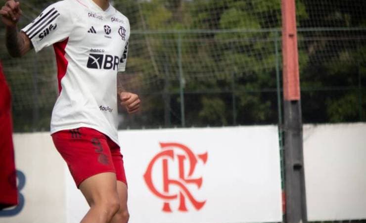 Pedro e Filipe Luís participam de treino do Flamengo desta sexta-feira