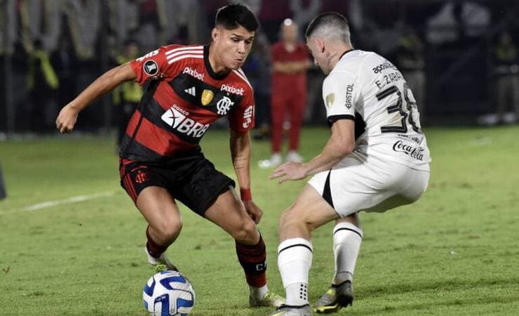 Após eliminação, torcida do Flamengo protesta em aeroporto no retorno da delegação
