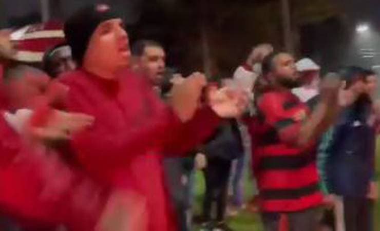 Torcedores do Flamengo protestam em frente ao local da festa de aniversário de Gabigol