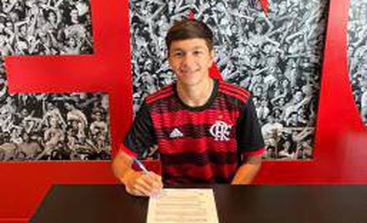 Goleador de 14 anos assina contrato de formação com o Flamengo