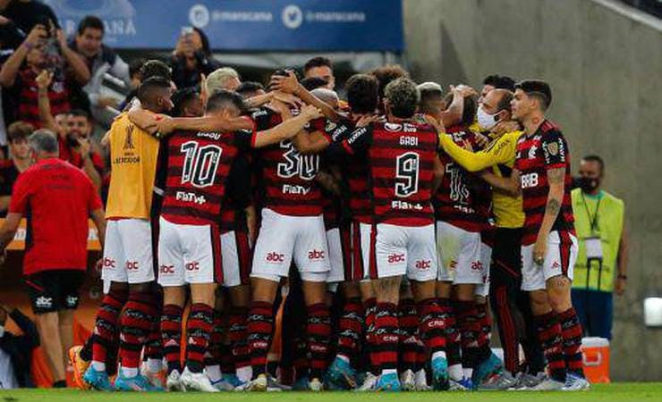 VÍDEO: jogadores do Flamengo se unem e abraçam Paulo Sousa após gol na Libertadores