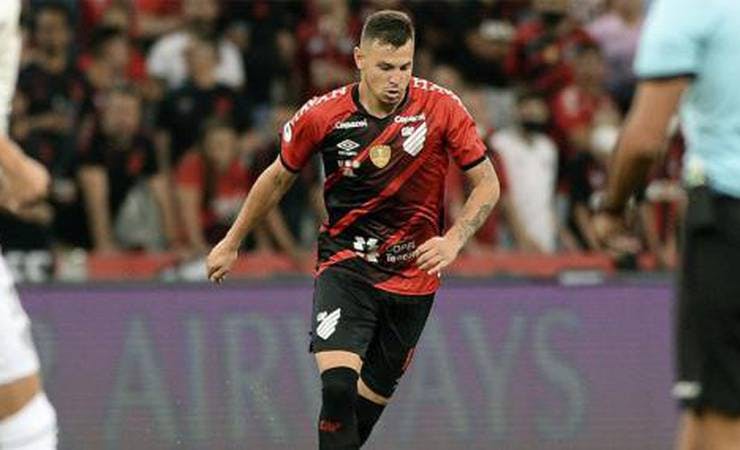 Athletico-PR notifica o Flamengo e garante a permanência em definitivo de Hugo Moura