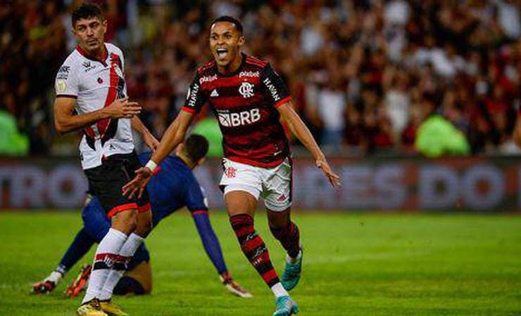 Lázaro vê transição natural após mudança de treinador e prega pés no chão por chances no Flamengo
