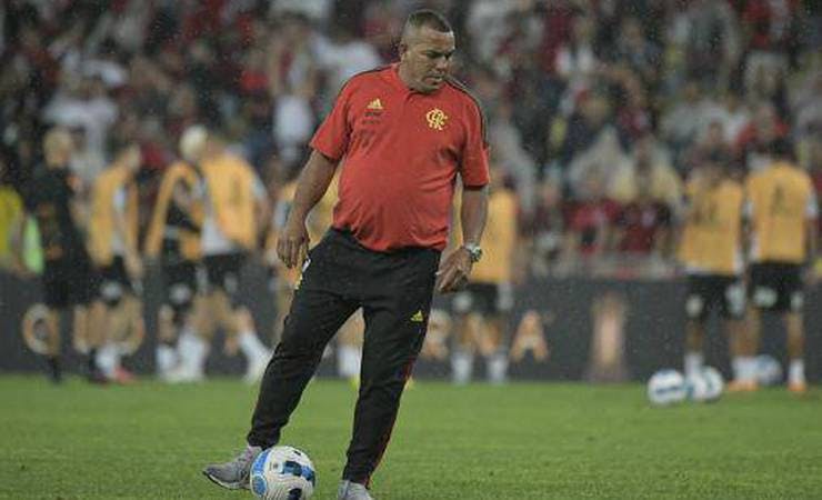 Roupeiro completa 30 anos no Flamengo e recebe homenagem do clube; veja vídeo