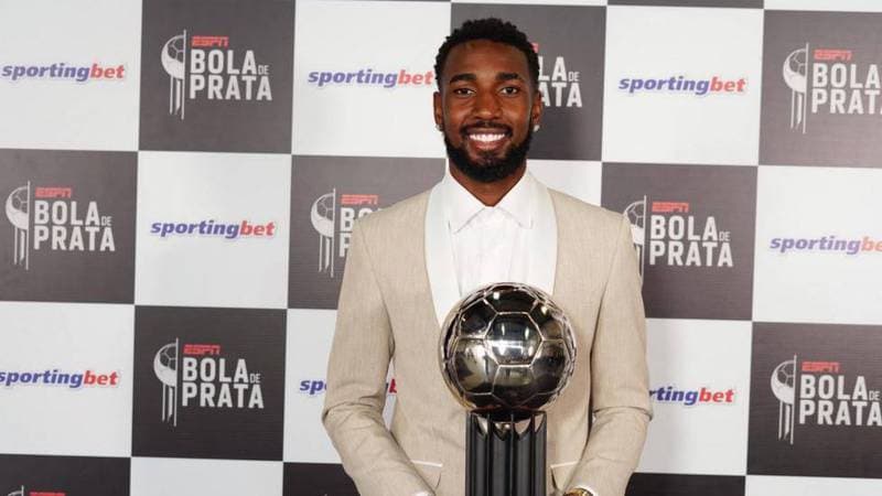 Após recusar primeira oferta, Flamengo se reúne com Olympique, que promete aumentar valor por Gerson
